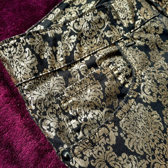 No Boundaries 9 Gold & Black Demask Pattern Pants - Picture 4 of 8